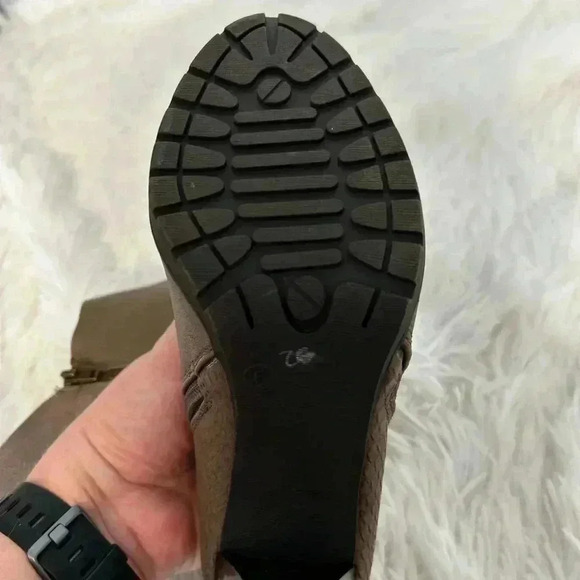 Size 6.‎ Whitemt. Shoes. Great preowned condition. - Picture 5 of 10